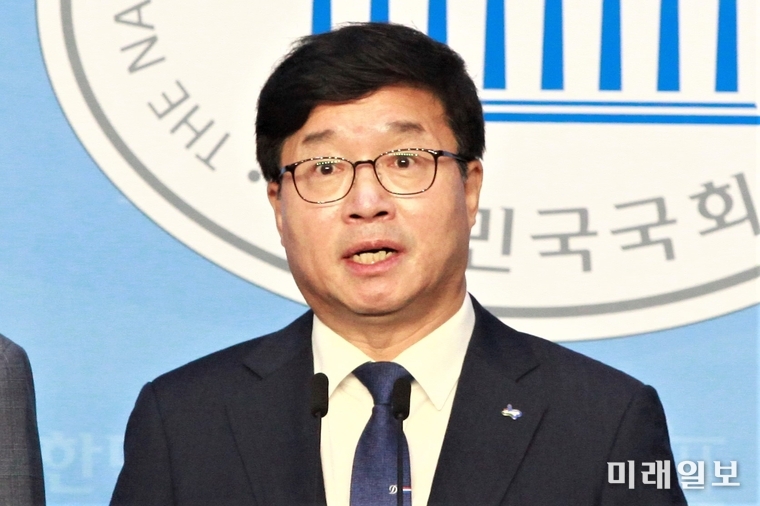 염태영 수원시장이 20일 오전 서울 여의도 국회 소통관에서 더불어민주당 최고위원 경선 출마를 공식 선언하는 기자회견을 열고 있다./사진=장건섭 기자