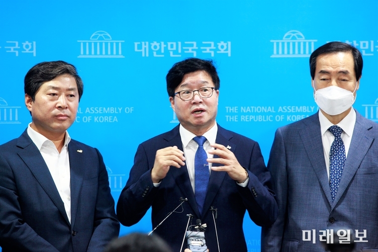 염태영 수원시장이 20일 오전 서울 여의도 국회 소통관에서 더불어민주당 최고위원 경선 출마를 공식 선언하는 기자회견을 마치고 취재진의 질문에 답하고 있다./사진=장건섭 기자