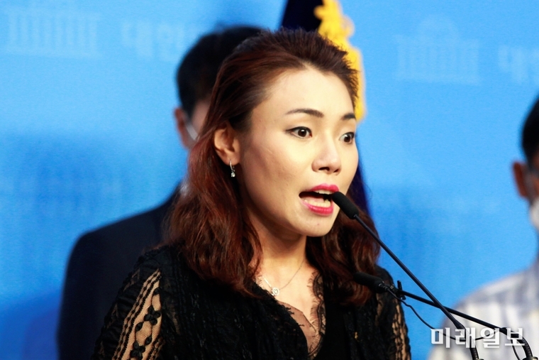 김예지 미래통합당 의원(비례대표)이 지난 20일 서울 여의도 국회 소통관에서 정치 현황 관련 기자회견을 하고 있다./사진=장건섭 기자