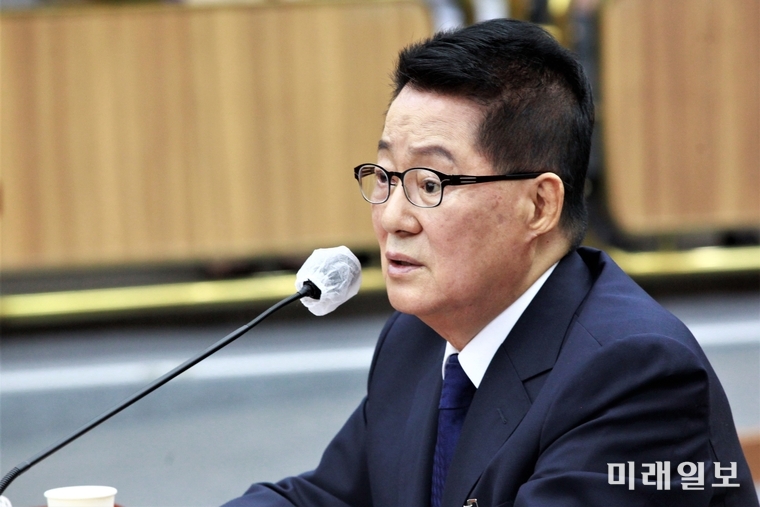 박지원 국가정보원장 후보자가 27일 오전 서울 여의도 국회에서 열린 국회 정보위원회의 국가정보원장 후보자 인사청문회에서 노웅래 더불어민주당 의원의 5.18 민주화운동 관련 질의에 답변하고 있다./사진=장건섭 기자