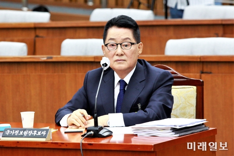 박지원 국가정보원장 후보자가 27일 오전 서울 여의도 국회에서 열린 국회 정보위원회의 국가정보원자 후보자 인사청문회에서 청문 위원의 질의를 경청하고 있다./사진=장건섭 기자