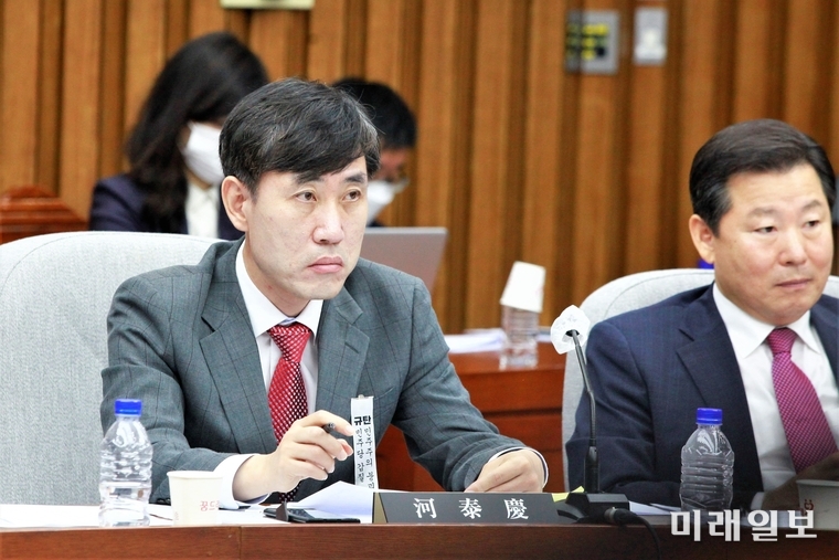 하태경 미래통합당 의원이 27일 오전 국회 정보위원회에서 열린 박지원 국가정보원장 인사청문회에서 질의하고 있다./사진=장건섭 기자