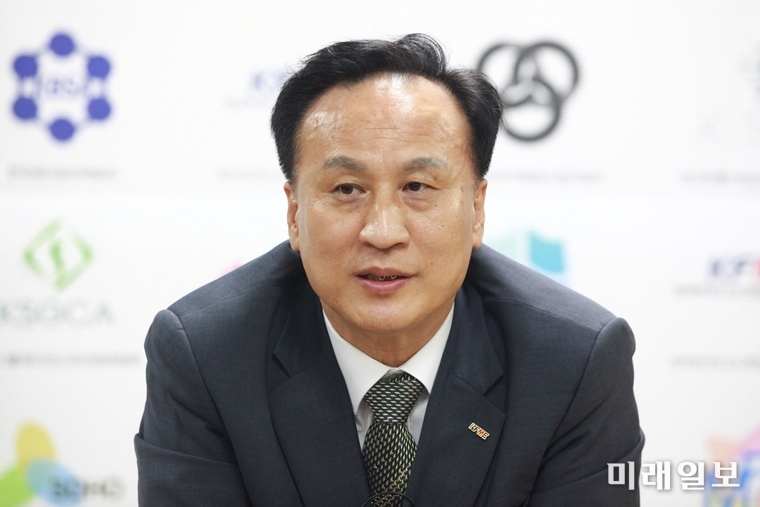배동욱 소상공인연회회 회장이 27일 오후 서울 동작구 신대방동 소상공인연합회 회의실에서 가진 기자 간담회에서 취재진의 질문에 대답하고 있다./사진=장건섭 기자