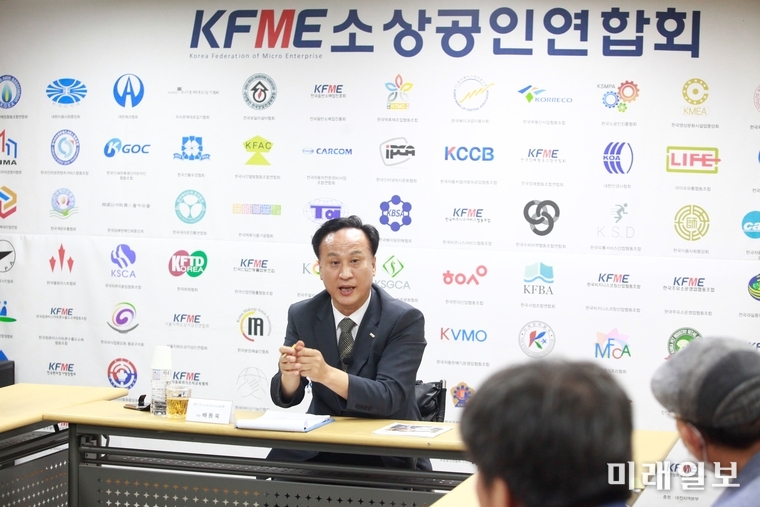 배동욱 소상공인연회회 회장이 27일 오후 서울 동작구 신대방동 소상공인연합회 회의실에서 가진 기자 간담회에서 취재진의 질문에 대답하고 있다./사진=장건섭 기자