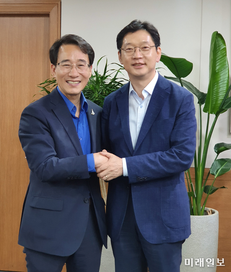 이원욱 더불어민주당 최고위원 후보(왼쪽)가 30일 오후 경남도청에서 김경수 경남도지사와 회동, 악수를 하고 있다./사진=이원욱 의원실