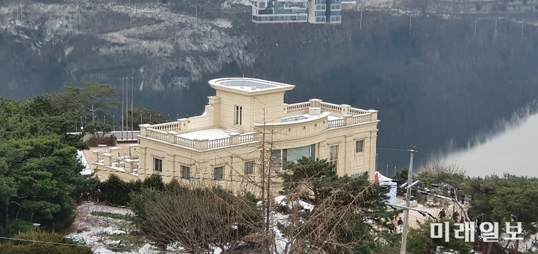 경기도 가평군 청평면 고성리에 위치한 신천지예수교 증거장막성전(신천지)의 연수원 '평화의궁전' 전경./사진=장건섭 기자