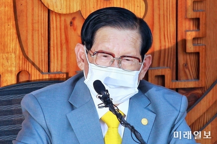 지난 3월 2일 경기도 가평군 신천지예수교 증거장막성전(신천지) 평화의 궁전에서 이만희 총회장이 기자회견을 열고 입장을 발표하고 있다./사진=장건섭 기자