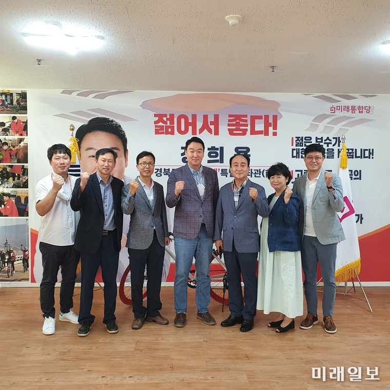 정희용 미래통합당 의원이 지난 1일 지역 의원 사무실에서 고령군지역사회보장협의체 관계자들과 간담회 개최하고 기념촬영을 하고 있다./사진=고령군청 제공