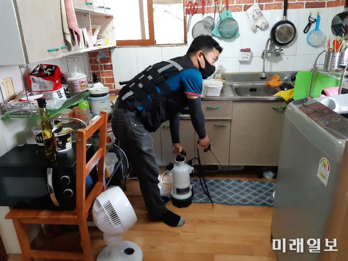 대구 달서구가 지난 7월부터 11월까지 저소득층 취약계층 90세대를 대상으로 열악한 주거환경 개선을 위하여 '저소득 취약계층 하우스 케어 사업'을 추진하고 있는 가운데 3일 찾아가는 방역·소독 서비스 일환으로 취약계층 등 어사또 출동팀이 방역·소독을 하고 있다./사진=달서구청 제공
