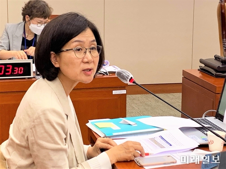 권인숙 더불어민주당 의원이 3일 오전 서울 여의도 국회에서 열린 여가위 전체회의에서 발언하고 있다./사진=권인숙 의원실