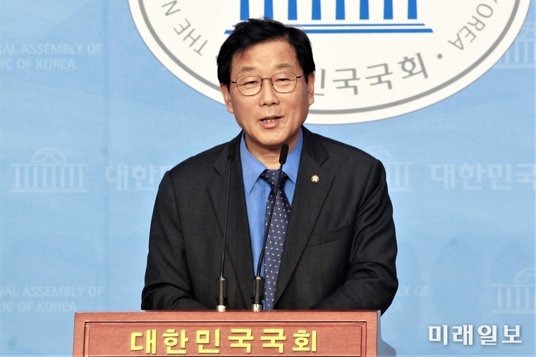 윤후덕 더불어민주당 부동산 태스크포스(TF) 단장이 5일 오후 국회 소통관에서 비공개 부동산 대책 당정청 협의 내용을 브리핑하고 있다./사진=장건섭 기자
