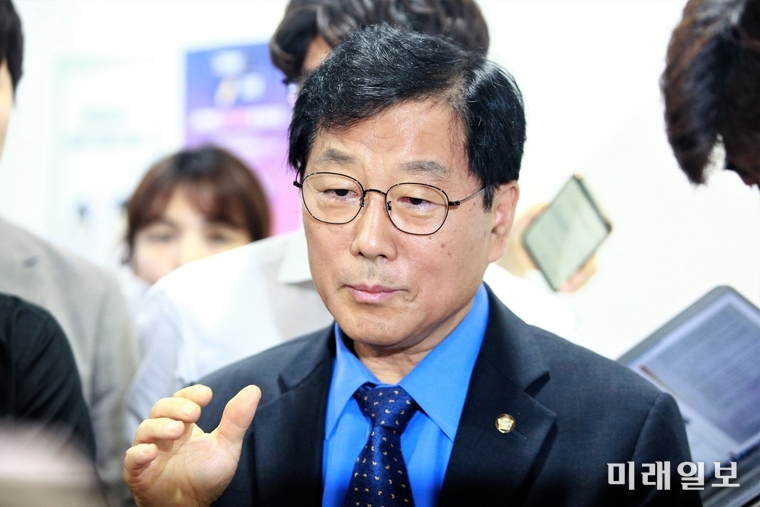 윤후덕 더불어민주당 부동산 태스크포스(TF) 단장이 5일 오후 국회 소통관에서 비공개 부동산 대책 당정청 협의 내용을 브리핑한 뒤 기자들의 질문에 답하고 있다./사진=장건섭 기자