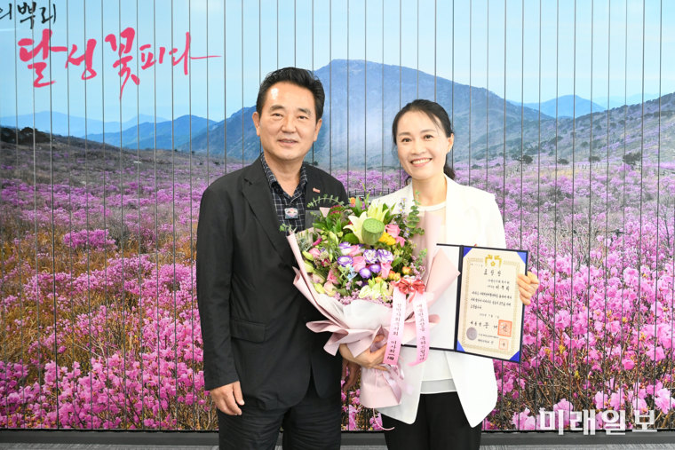 이무희 (사)정인사회복지회 사무국장(왼쪽)이 5일 달성군청 군수실에서 김문오 달성군수로부터 달성군 취약계층 및 고용 지역사회 경제적 공헌 대통령 표창을 전수 받고 기념촬영을 하고 있다./사진=달성군청 제공