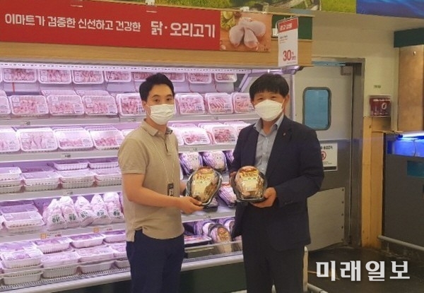이마트 관계자(왼쪽)와 문성진 (사)한국토종닭협회 회장이 이마트에 진열된 토종닭 제품을 설명하고 있다./사진=한국토종닭협회