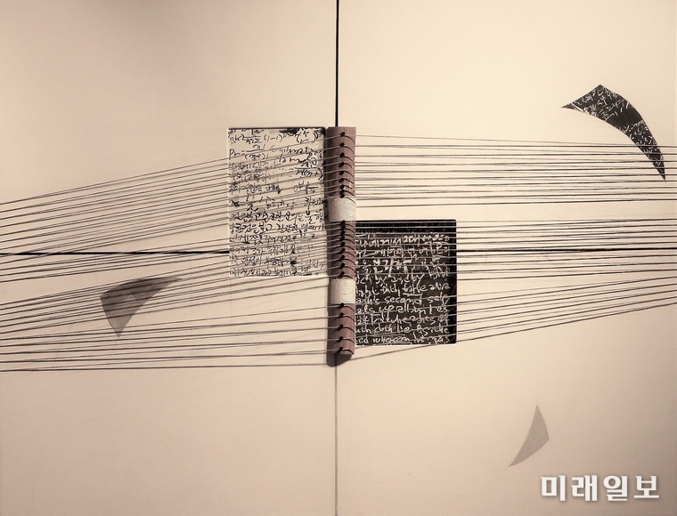 강화산 작가의 005 '우연의 지배-소네트' 145.5.x112.1cm. 캔버스 위에 와이어줄, 나무, 리벳. 2020./사진=장건섭 기자
