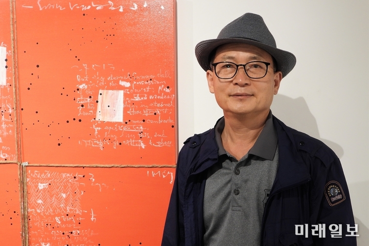 9일 오후 서울 인사동 G&J 광주·전남 갤러리에서 열리고 있는 '강화산, 우연의 지배-소네트' 展에서 서양화가 강화산 작가가 포즈를 취하고 있다./사진=장건섭 기자