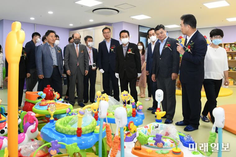 12일 오전 달성군종합사회복지관 신관 및 논공읍 장난감도서관 개관식에 참석한 김문오(달성군수) 등 관계자가 설명을 하다./사진=달성군청
