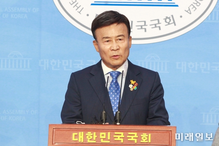 김원웅 광복회장이 20일 오후 서울 여의도 국회 소통관에서 작곡가 안익태 친일·친나치 행적 영상 자료 공개 기자회견을 열고 발언하고 있다./사진=장건섭 기자