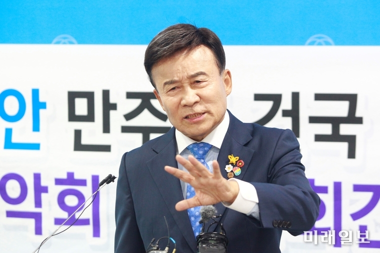 김원웅 광복회장이 20일 오후 서울 여의도 국회 소통관에서 작곡가 안익태 친일·친나치 행적 영상 자료 공개 기자회견 후 취재진의 질문에 대답하고 있다./사진=장건섭 기자
