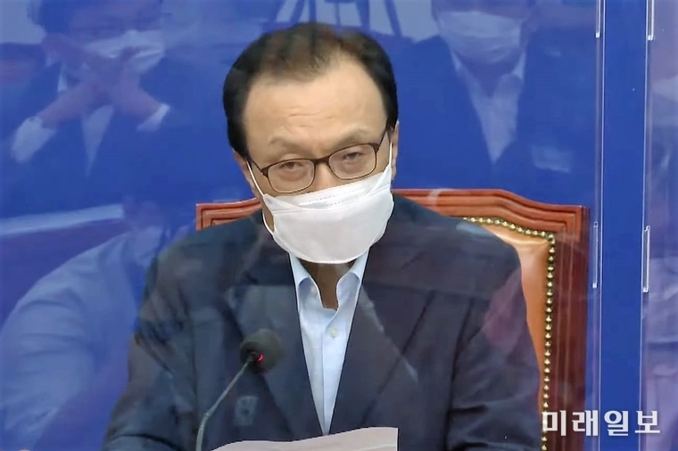 이해찬 더불어민주당 대표가 24일 오전 서울 여의도 국회에서 열린 더불어민주당 최고위원회의에서 발언하고 있다./사진=장건섭 기자