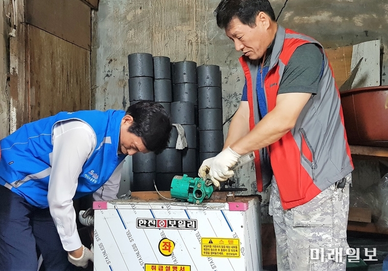 대구 달서구(구청장 이태훈)는 오는 27일 관내 저소득 취약계층 14세대를 대상으로 보일러 교체·수리 봉사활동 실시한다고 밝혔다. 사진은 지난 2019년 봉사활동모습)./사진=달서구청 제공