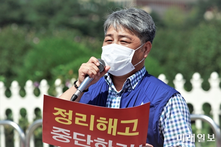 26일 오전 서울 여의도 국회 앞에서 열린 '이스타항공 노동자 700명 인력감축 계획 철회 촉구 기자회견'에서 이상진 민주노총 부위원장이 발언하고 있다./사진=장건섭 기자