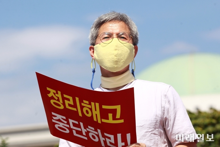 26일 오전 서울 여의도 국회 앞에서 열린 '이스타항공 노동자 700명 인력감축 계획 철회 촉구 기자회견'에서 권영국 정의당 노동본부장이 발언하고 있다./사진=장건섭 기자