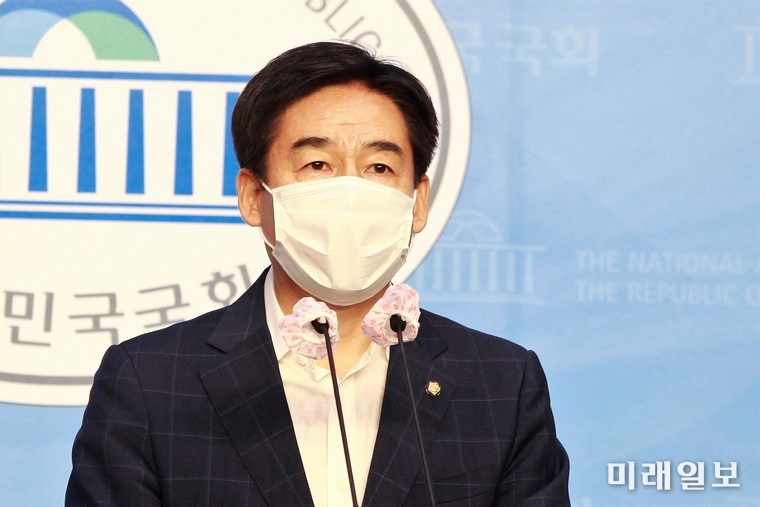 이용호 무소속 의원이 26일 오후 서울 여의도 국회 소통관에서 공공의대 추천 입학생 가짜뉴스 관련 기자회견을 하고 있다./사진=장건섭 기자
