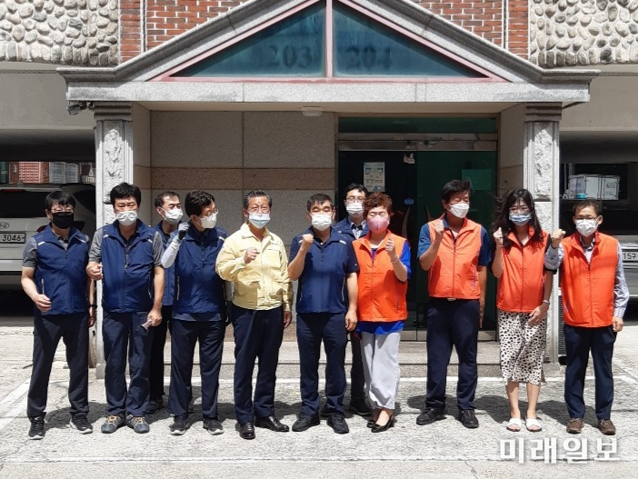 26일 강용태 대구 달서구 진천동 복지팀장, 이상수 행정안전부 대구청사관리사무 소장, 김인호 달서구의원(미래통합당 당협고문)이 '행정안전부 대구청사관리소'와 직원재능나눔 봉사활동을 펼치고 있다./사진=도민욱 기자