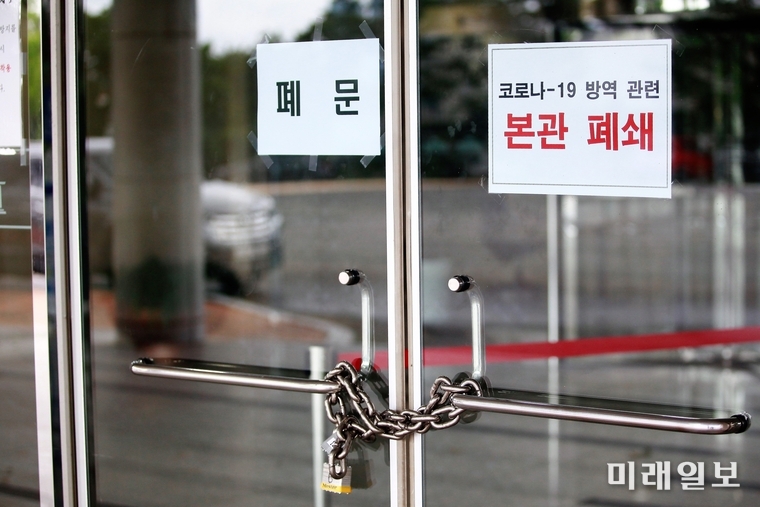 국회 출입 기자의 신종 코로나바이러스 감염증(코로나19) 확진 판정으로 27일 오전 국회 본관이 폐쇄돼 출입구가 쇠사슬로 굳게 잠겨 있다./사진=장건섭 기자