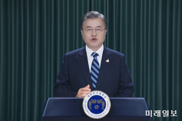 문재인 대통령이 29일 더불어민주당 전당대회에 보낸 영상에서 축사를 하고 있다./사진=더불어민주당 유튜브 갈무리