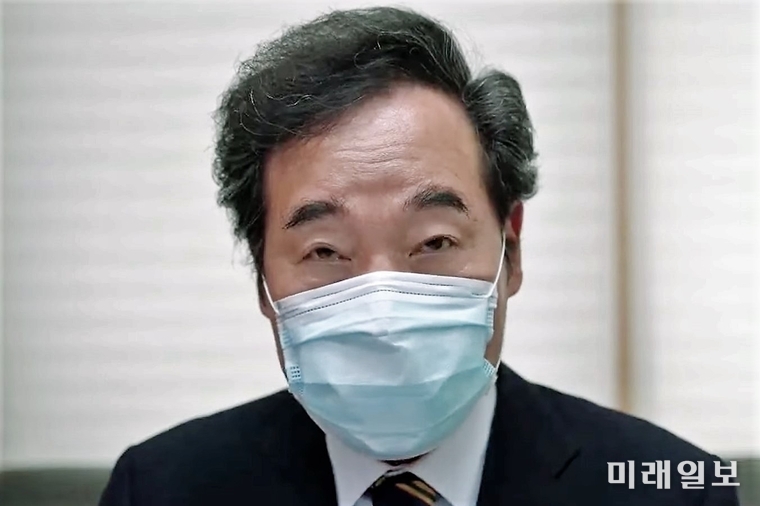 29일 오후 서울 여의도 더불어민주당 당사에서 열린 '제4차 전국대의원대회'에서 신임 당 대표로 선출된 이낙연 의원이 자택에서 화상을 통해 수락연설을 하고 있다./사진=민주당 제공