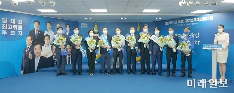 이낙연 더불어민주당 신임 대표가 29일 서울 여의도 당사에서 열린 온택트 전당대회에서 선출된 가운데, 이 신임 대표와 함께 경쟁했던 김부겸, 박주민 당대표 후보 및 최고위원 후보들이 함께 인사하고 있다./사진=미주당 제공