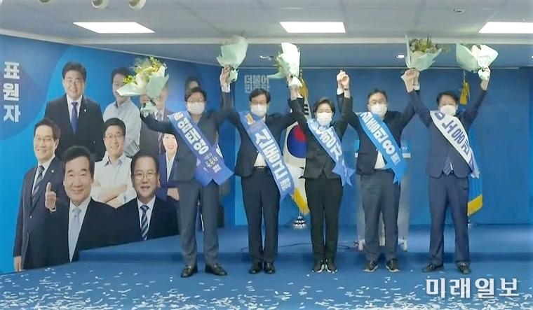 29일 오후 서울 여의도 더불어민주당사에서 열린 전당대회에서 새 지도부에 당선된 신임 최고위원들이 꽃다발을 들고 기념촬영을 하고 있다. 왼쪽부터 염태영, 신동근, 양향자, 김종민, 노웅래 최고위원./사진=민주당 제공