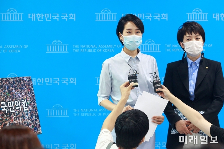 김수민 미래통합당 홍보본부장(왼쪽)과 김은혜 대변인이 31일 오후 서울 여의도 국회 소통관에서 미래통합당의 새로운 당명 최종 후보안 선정 관련 기자회견을 갖고 취재진의 질문에 대답하고 하고 있다. 미래통합당은 이날 열린 비대위에서 최종 후보안으로 '국민의힘'을 선정했고 오는 9월 2일 전국위원회에 상정할 예정이다./사진=장건섭 기자