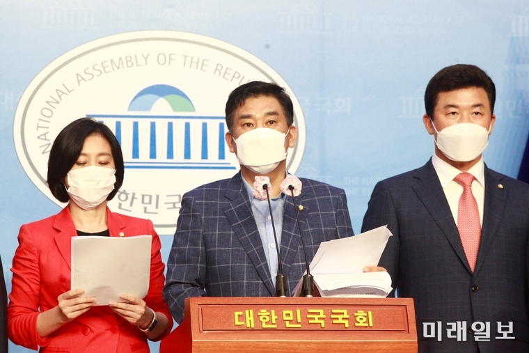 미래통합당 소상공인특위 위원인 최승재 의원(가운데)이 31일 오후 서울 여의도 국회 소통관에서 소상공인과 자영업자 대책을 촉구하는 기자회견을 하고 있다./사진=장건섭 기자