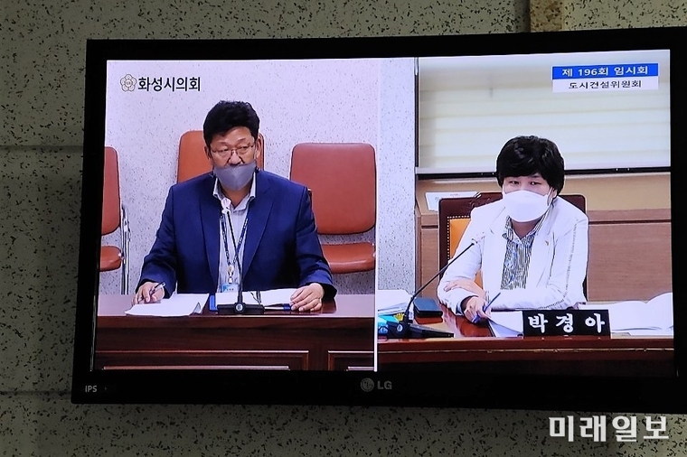 화성시 의회 도시건설위원회 박경아 위원(오른쪽)이 '화성 기산지구 도시개발 사업 추진을 위한 주식회사 설립에 관한 조례안' 심의를 하고 있다./사진=인터넷언론인연대
