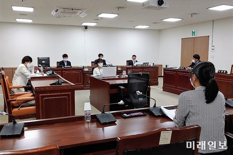 화성시 의회 도시건설위원회 위원들이 '화성 기산지구 도시개발 사업 추진을 위한 주식회사 설립에 관한 조례안' 심의를 진행하고 있다./사진=인터넷언론인연대