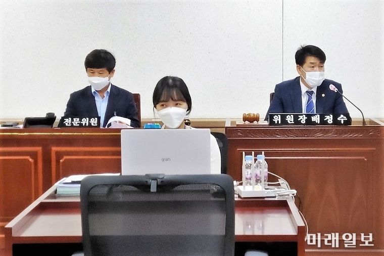 화성시 의회 도시건설위원회 배정수 위원장(오른쪽)이 '화성 기산지구 도시개발 사업 추진을 위한 주식회사 설립에 관한 조례안' 심의를 진행하고 있다./사진=인터넷언론인연대