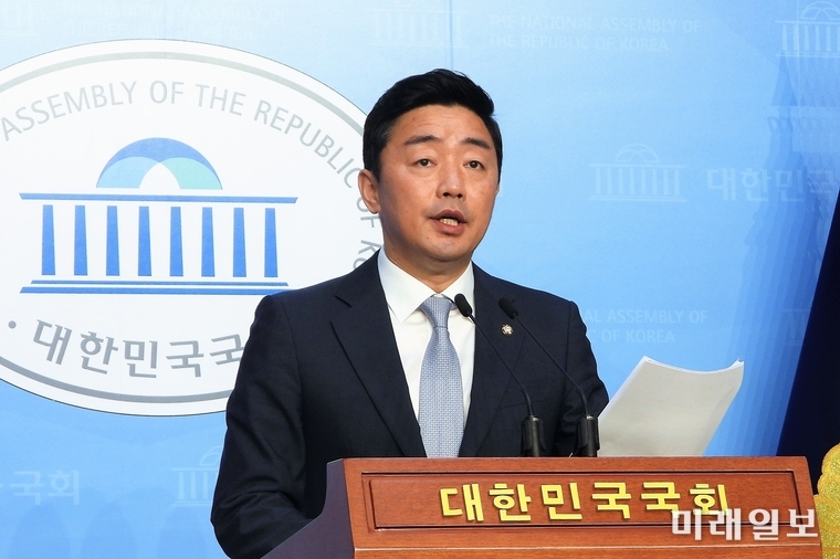 강훈식 더불어민주당 의원이 지난 8월 12일 서울 여의도 국회 정론관에서 정치 현황 브리핑을 하고 있다./사진=장건섭 기자