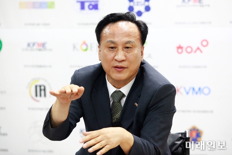 배동욱 소상공인연회회 회장이 지난 8월 27일 오후 서울 동작구 신대방동 소상공인연합회 회의실에서 가진 기자 간담회에서 취재진의 질문에 대답하고 있다./사진=장건섭 기자