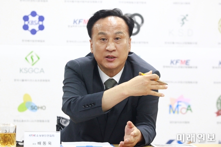 배동욱 소상공인연회회 회장이 지난 8월 27일 오후 서울 동작구 신대방동 소상공인연합회 회의실에서 가진 기자 간담회에서 취재진의 질문에 대답하고 있다./사진=장건섭 기자