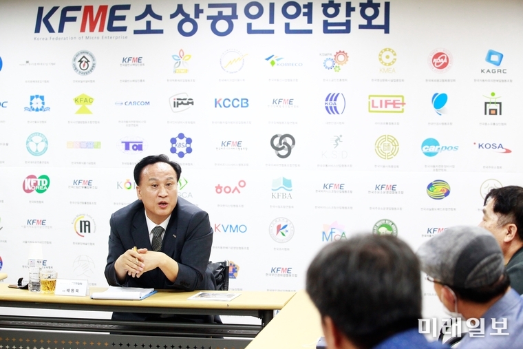배동욱 소상공인연회회 회장이 지난 8월 27일 오후 서울 동작구 신대방동 소상공인연합회 회의실에서 가진 기자 간담회에서 취재진의 질문에 대답하고 있다./사진=장건섭 기자