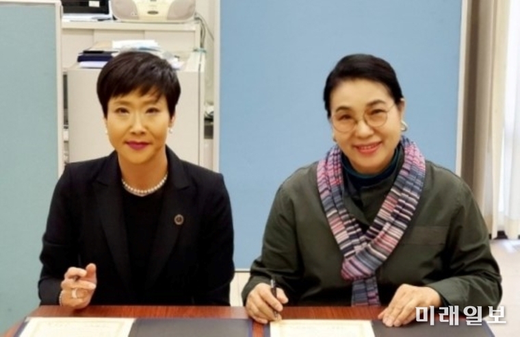 한글세계화운동연합(이사장 오양심)이 지난 2019년 10월 12일 일본 동경한국학교에서 개최한 '나의 꿈 발표 제전'에서 오양심(오른쪽) 이사장 등이 심사를 하고 있다./사진=한글세계화운동본부