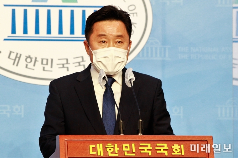 최인호 더불어민주당 수석대변인이 지난 23일 오후 서울 여의도 국회 소통관에서 피감기관 공사 수주로 논란이 된 박덕흠 국민의힘 의원 탈당과 관련 현황 브리핑을 하고 있다./사진=장건섭 기자
