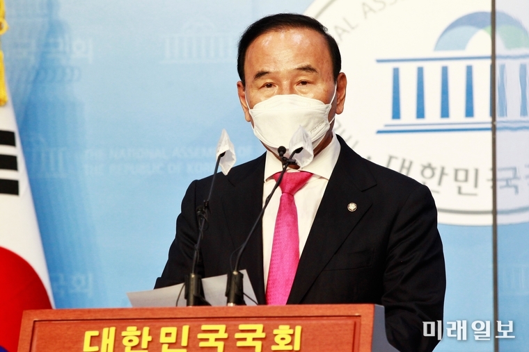 국회 국토교통위 소속으로 가족 명의의 건설회사를 통해 피감기관으로부터 수천억원대 공사를 특혜 수주한 의혹을 받고 있는 박덕흠 국민의힘 의원이 23일 오후 국회 소통관에서 열린 기자회견에서 전격 탈당을 선언했다. 사진은 21일 오후 서울 여의도 국회 소통관에서 해명 기자회견을 하고 있다./사진=장건섭 기자