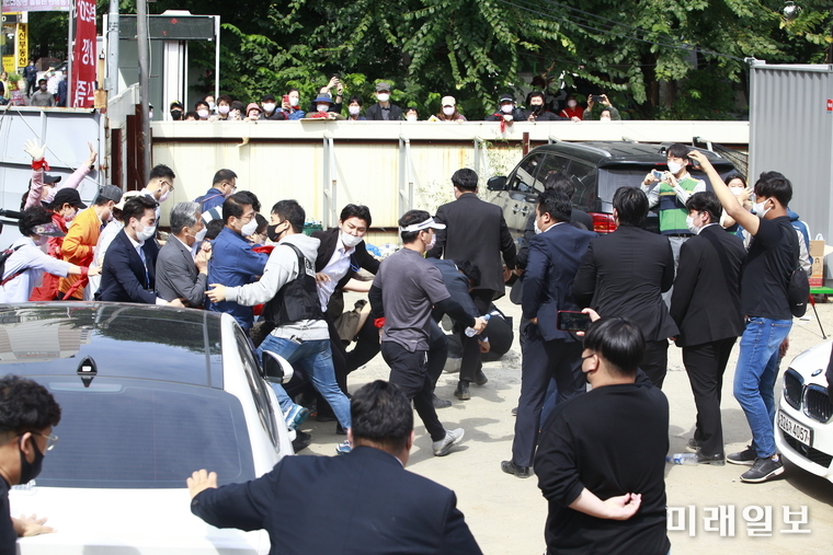 23일 오전 안양시 동안구 평촌동 일원에 공동주택 신축을 위해 설립된 평촌동 지역주택조합 제2차 임시총회가 극심한 혼란 속에 조합 측과 비대위측 간의 대치상황이 이어졌다./사진=장건섭 기자