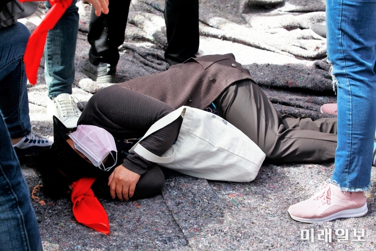 23일 오전 안양시 동안구 평촌동 일원에 공동주택 신축을 위해 설립된 평촌동 지역주택조합 제2차 임시총회가 극심한 혼란 속에 조합 측과 비대위측 간의 대치상황이 이어진 가운데 조합원이 쓰러져 있다./사진=장건섭 기자