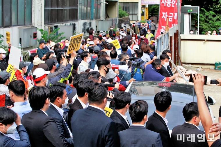23일 오전 안양시 동안구 평촌동 일원에 공동주택 신축을 위해 설립된 평촌동 지역주택조합 제2차 임시총회가 극심한 혼란 속에 조합 측과 비대위측 간의 대치상황이 이어졌다./사진=장건섭 기자