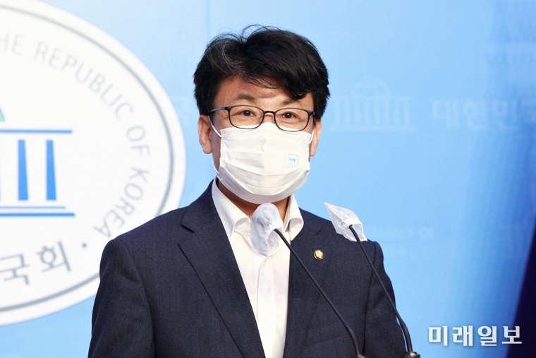 진성준 더불어민주당 의원이 22일 오전 서울 여의도 국회 소통관에서 박덕흠 국민의힘 의원의 특혜수주 의혹 해명에 대해 반박 기자회견을 하고 있다./사진=장건섭 기자